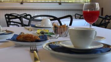 Desayuno típico de la región gratuito y diario