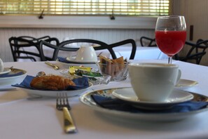 包含每日当地美食早餐