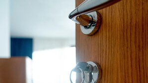 أغطية فراش متميزة وأسرّة بإسفنج يتكيف مع شكل الجسم وميني بار ومكتب