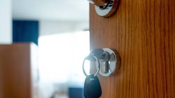 Habitación Deluxe doble, vistas al parque | Ropa de cama de alta calidad, colchones viscoelásticos, minibar