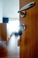 Ropa de cama de alta calidad, colchones con efecto memoria y minibar 