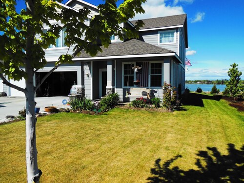 Spacious 5BR Luxury Home- Yards from Moses Lake  public launch & docks sleeps 14