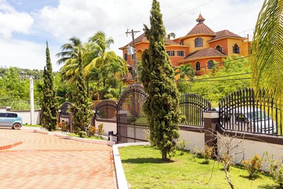 PINES VACATION RENTALS- EXCELLENT LOCATION, MINUTES FROM EVERYTHING.