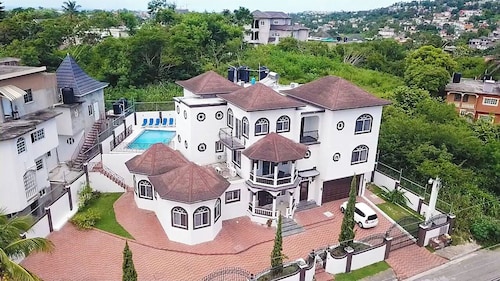 PINES VACATION RENTALS- EXCELLENT LOCATION, MINUTES FROM EVERYTHING.