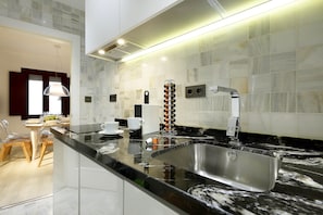 Fridge, microwave, stovetop, dishwasher