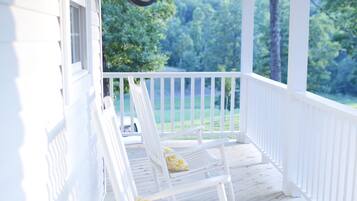 The Quarter House Cottage | Balcony
