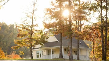 The Farmhouse Cottage | 1 bedroom, premium bedding, iron/ironing board, free WiFi