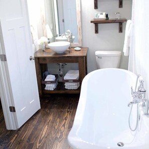 免費盥洗用品、毛巾、衛生紙