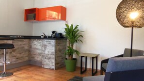 Studio Affaires, 1 grand lit, cuisine | Salle de séjour | Télévision à écran plat de 42 pouces avec chaînes numériques, télévision