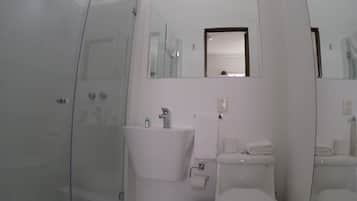 Quarto standard, 1 cama King, varanda (C3) | Banheiro | Chuveiro, chuveiro com efeito de chuva, secador de cabelo