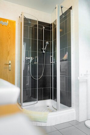Douche, sèche-cheveux, serviettes fournies, savon
