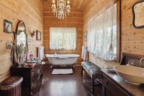 Kombination af bruser/badekar, hårtørrer, håndklæder