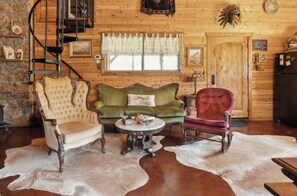 Smart-tv, een open haard en een kantoor