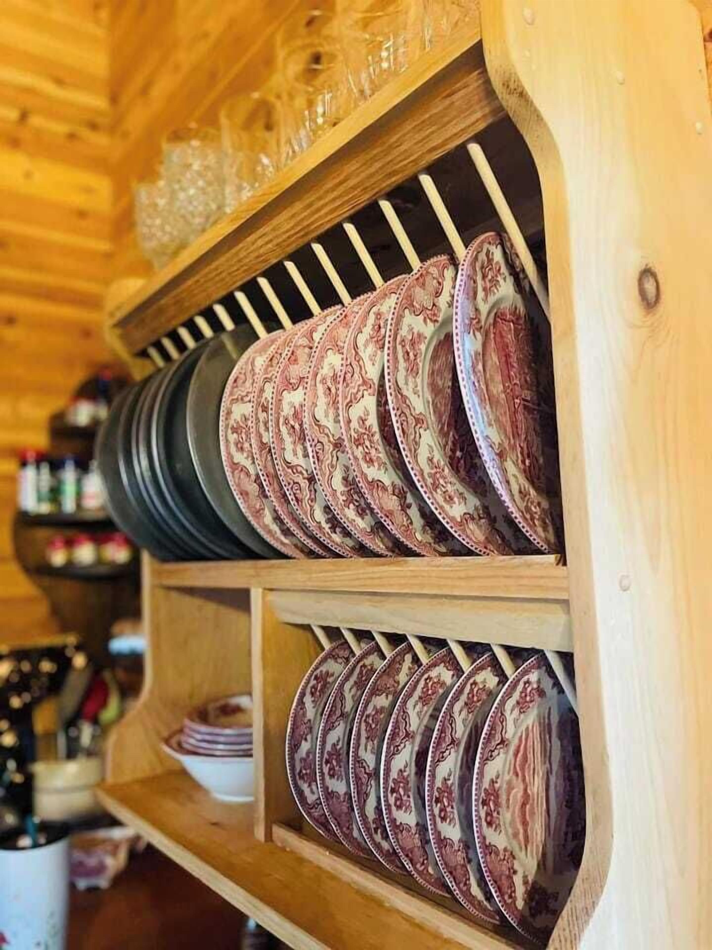 Une étagère en bois avec des assiettes et des bols.
