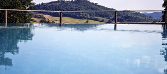 Authentic stone farmhouse, pool, view, bbq, wifi, bedrooms with bathroom and a/c