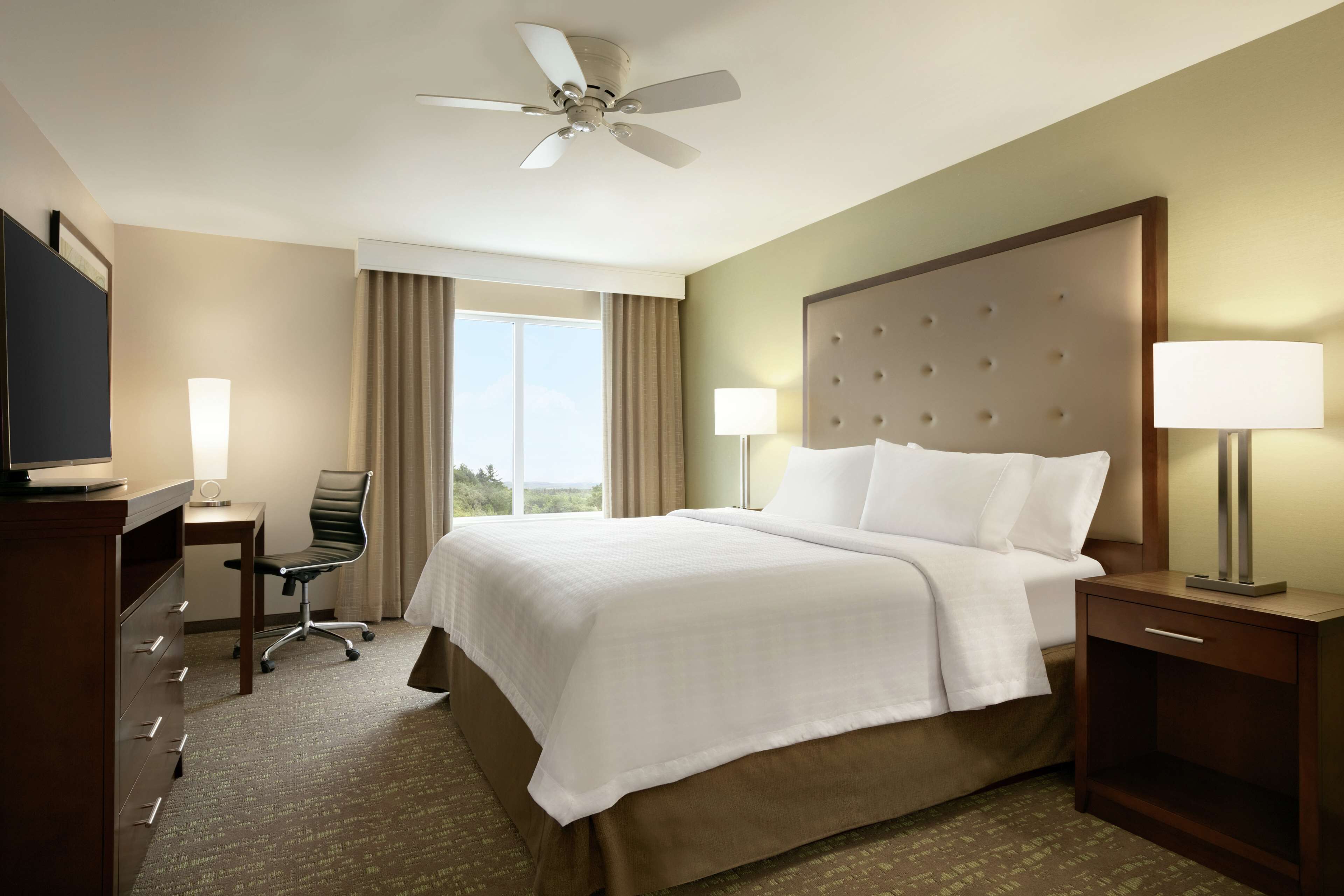 egyptian cotton sheets, premium bedding, in-room safe, desk