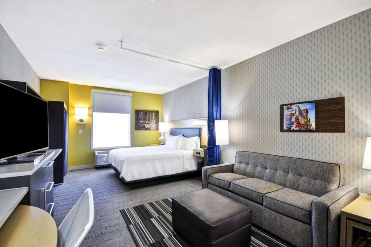 埃及棉床單、高級寢具、書桌、筆電工作空間
