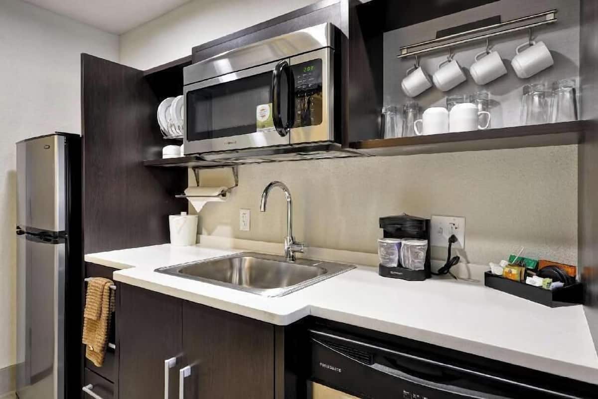Full-sized fridge, microwave, dishwasher, coffee/tea maker