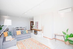 Unclassified image, 2 of 49, button