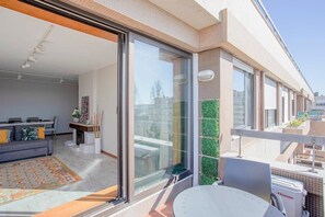 Unclassified image, 4 of 49, button