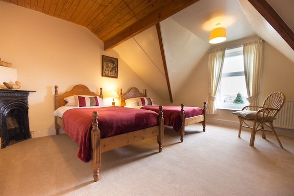 6 quartos, ferros/tábuas de passar roupa, berço de viagem