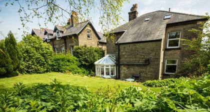 Spacious stylish house for group stays in beautiful Buxton, pet friendly.