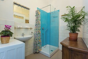 Doccia, asciugacapelli, bidet, asciugamani