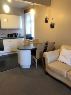 Televisio, DVD-soitin, kirjoja