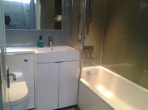 Combinazione doccia/vasca, asciugacapelli, asciugamani, sapone