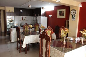Daily buffet breakfast (USD 4 per person)