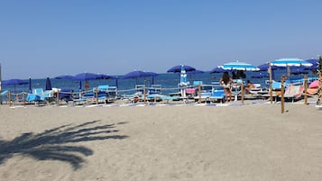 Una spiaggia nelle vicinanze