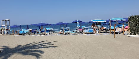 Una spiaggia nelle vicinanze