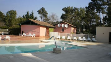 Una piscina techada, una piscina al aire libre