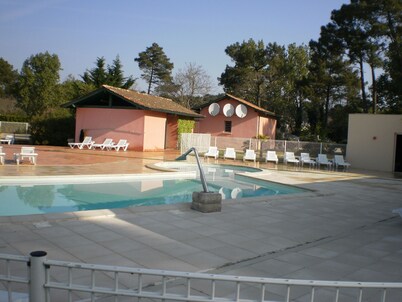 6 PEOPLE IN A PEDESTRIAN RESIDENCE and SWIMMING POOLS