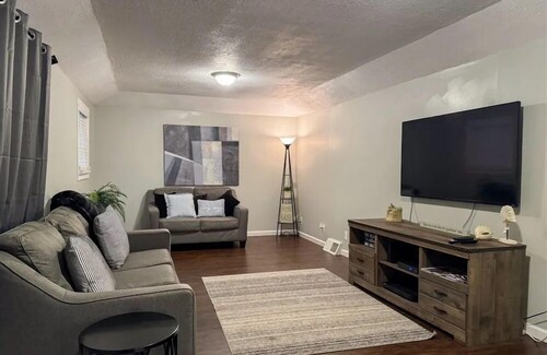 Spacious (2bdr) on a Private 1 acre Lot by Lake, Sleeps 8--Walk to Strip & Golf