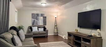 Spacious (2bdr) on a Private 1 acre Lot by Lake, Sleeps 8--Walk to Strip & Golf