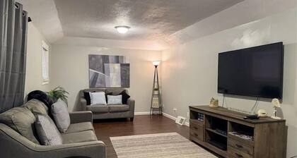 Spacious (2bdr) on a Private 1 acre Lot by Lake, Sleeps 8--Walk to Strip & Golf