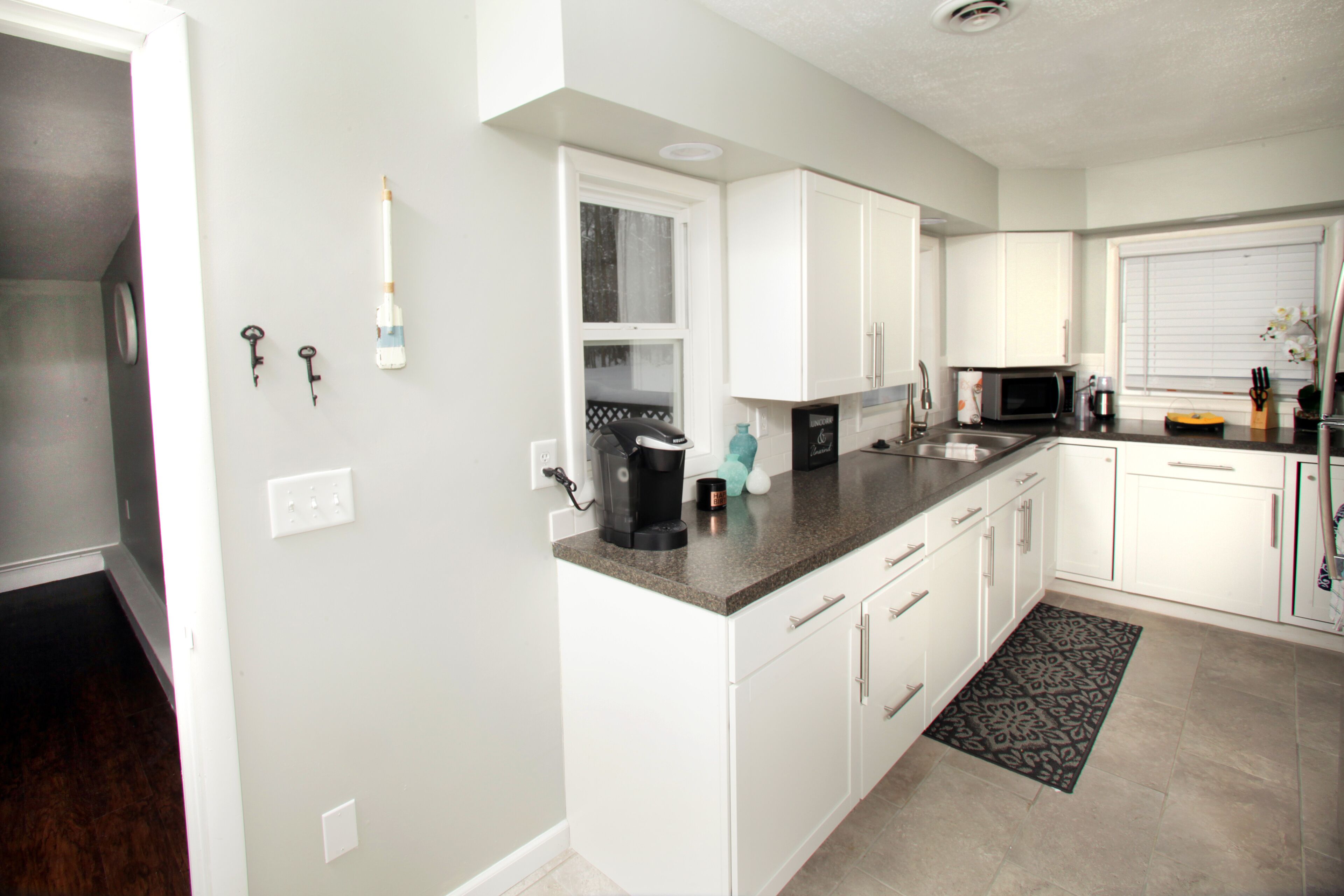 Spacious (2bdr) on a Private 1 acre Lot by Lake, Sleeps 8--Walk to Strip & Golf