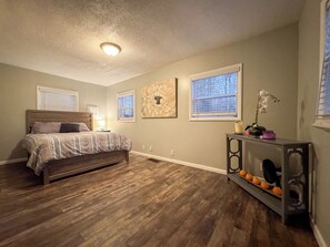 2 makuuhuonetta, silitysrauta/-lauta, ilmainen Wi-Fi, vuodevaatteet