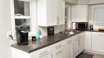 Kjøleskap, mikrobølgeovn, ovn og kokeplater