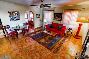 Smart TV, DVD player, livros, videoteca