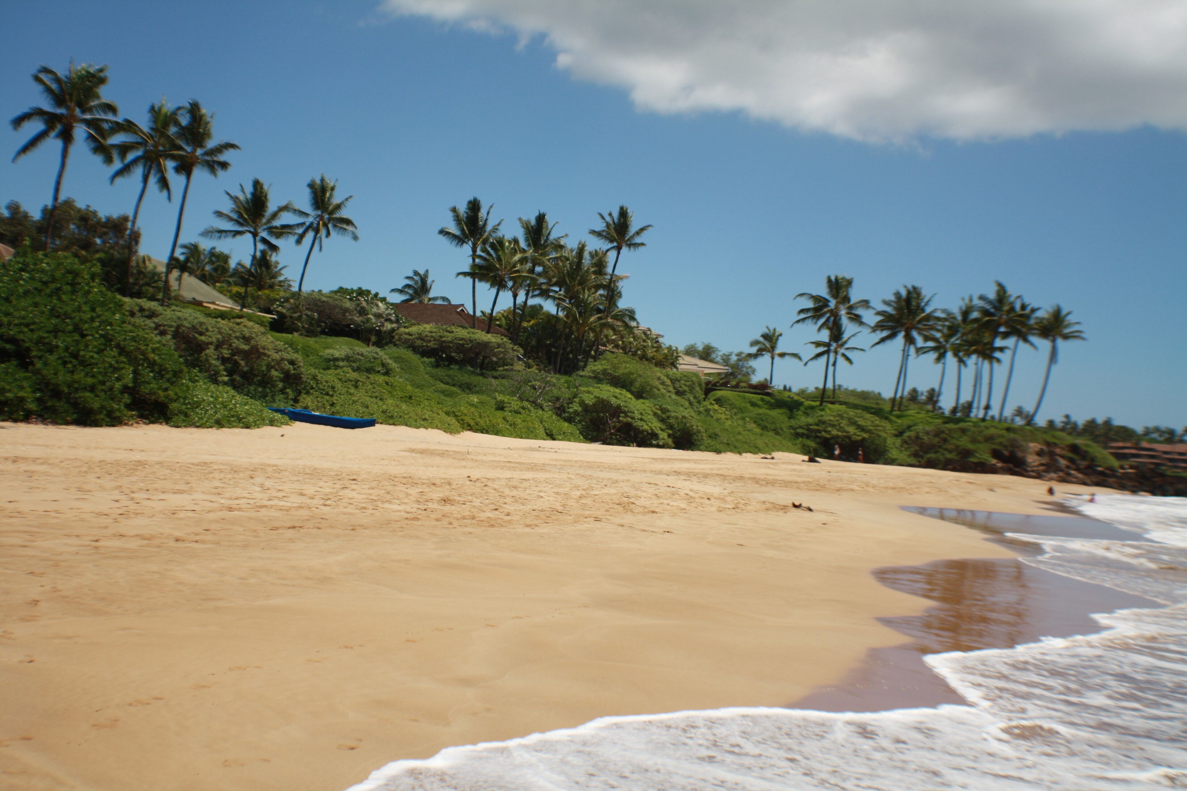 Beach nearby, sun-loungers, beach towels