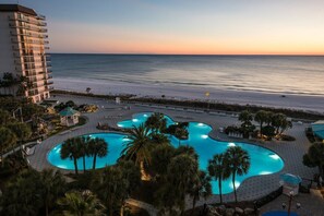 Utomhuspool och uppvärmd pool