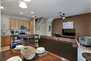 Fridge, microwave, oven, stovetop - Stunning Vacation Getaway Home with a Lake View near Disney - A Must Stay! (Kissimmee)