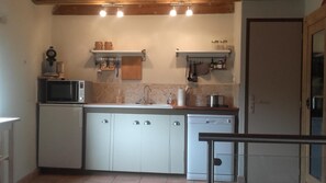Frigorífico, microondas, horno y placa de cocina