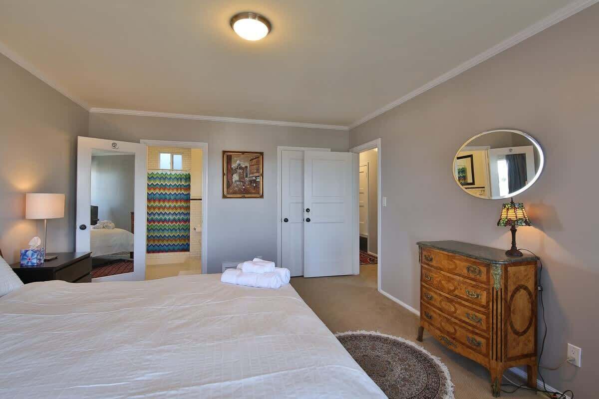 2 bedrooms, iron/ironing board, WiFi