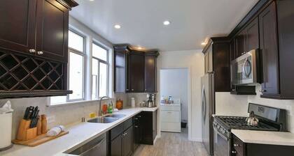 Beautiful Apt, Modern Kitchen, King Bed & Parking!