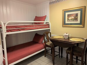 1 slaapkamer, een strijkplank/strijkijzer, gratis wifi, beddengoed