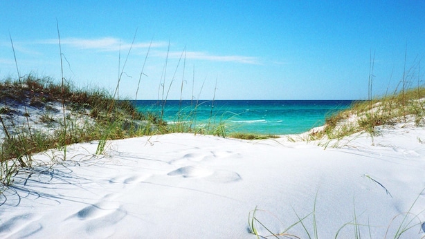 A beach with white sand and clear blue water. - Islander Bch Resort 2004 by AJH Rentals FREE BEACH SERVICE+TICKETS! $349/Day (Fort Walton Beach)
