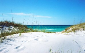 A beach with white sand and clear blue water. - Islander Bch Resort 2004 by AJH Rentals FREE BEACH SERVICE+TICKETS! $349/Day (Fort Walton Beach)